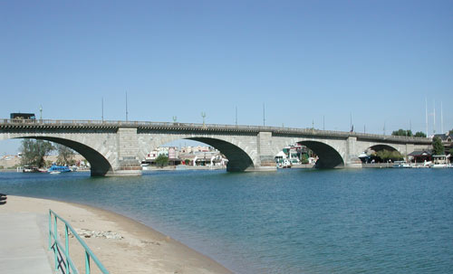 London_Bridge,_Lake_Havasu,_Arizona,_2003.jpg